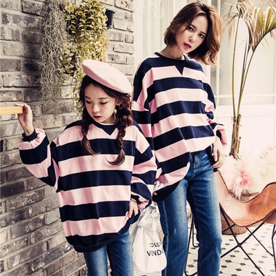 Ежедневен пуловер на райе с О-образна яка в широк модел за майки и деца в два цвята