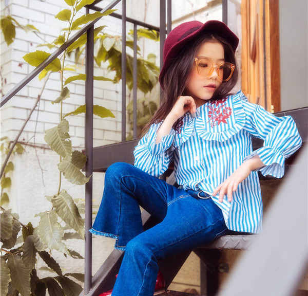 Μαλακό και αιθέριο παιδικό πουκάμισο για κορίτσια με όμορφο λουλούδι κεντήματα του περιλαίμιου σε δύο χρώματα