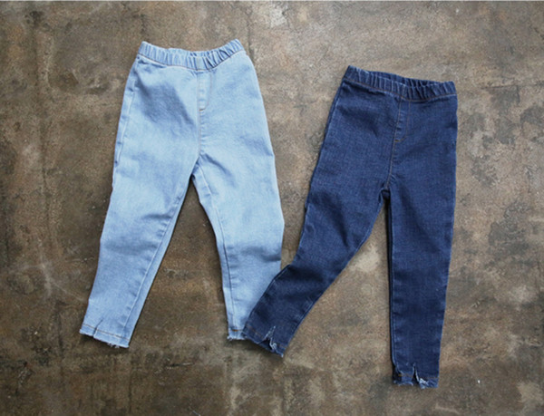 Актуални детски дънки в семпъл модел с цепка в светъл и тъмен цвят