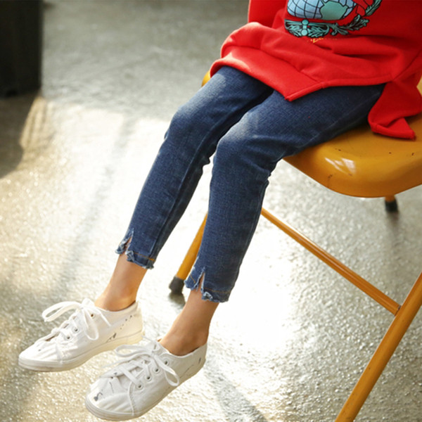 Актуални детски дънки в семпъл модел с цепка в светъл и тъмен цвят