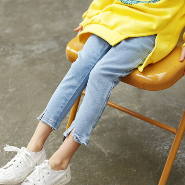 Актуални детски дънки в семпъл модел с цепка в светъл и тъмен цвят