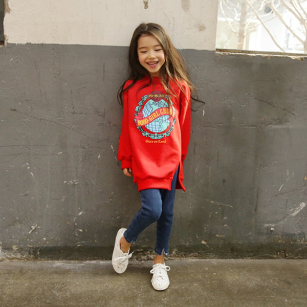 Актуални детски дънки в семпъл модел с цепка в светъл и тъмен цвят