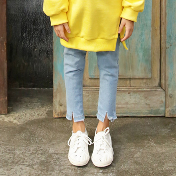 Актуални детски дънки в семпъл модел с цепка в светъл и тъмен цвят