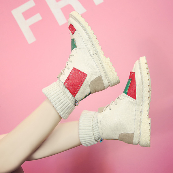 Κυρίες χειμωνιάτικες μπότες σε μπαλώματα σε τρία χρώματα