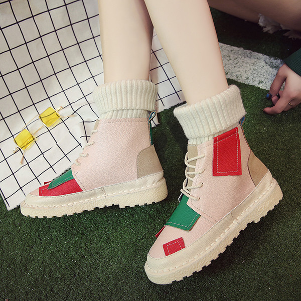 Κυρίες χειμωνιάτικες μπότες σε μπαλώματα σε τρία χρώματα