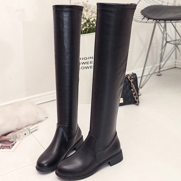 Απλές γυναικείες μπότες σε οικολογικό δέρμα σε μαύρο χρώμα