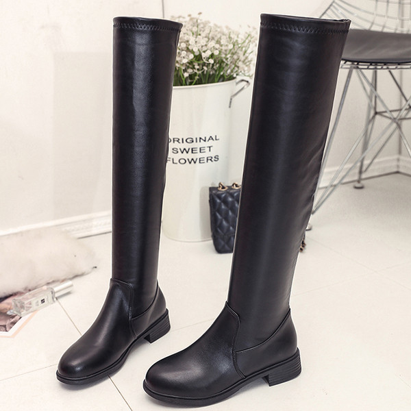 Απλές γυναικείες μπότες σε οικολογικό δέρμα σε μαύρο χρώμα