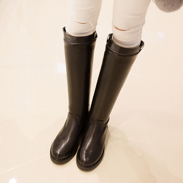 Стилни дамски боти с равна подметка в черен цвят и каишка