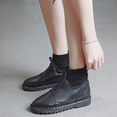 Κυρίες απλές μπότες σε επίπεδη σόλα σε δύο χρώματα