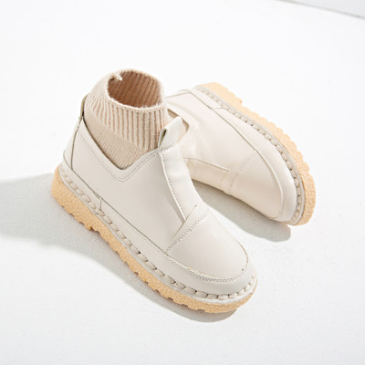 Κυρίες απλές μπότες σε επίπεδη σόλα σε δύο χρώματα