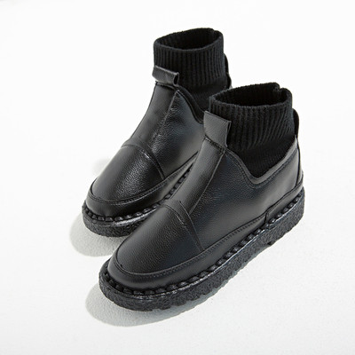 Κυρίες απλές μπότες σε επίπεδη σόλα σε δύο χρώματα