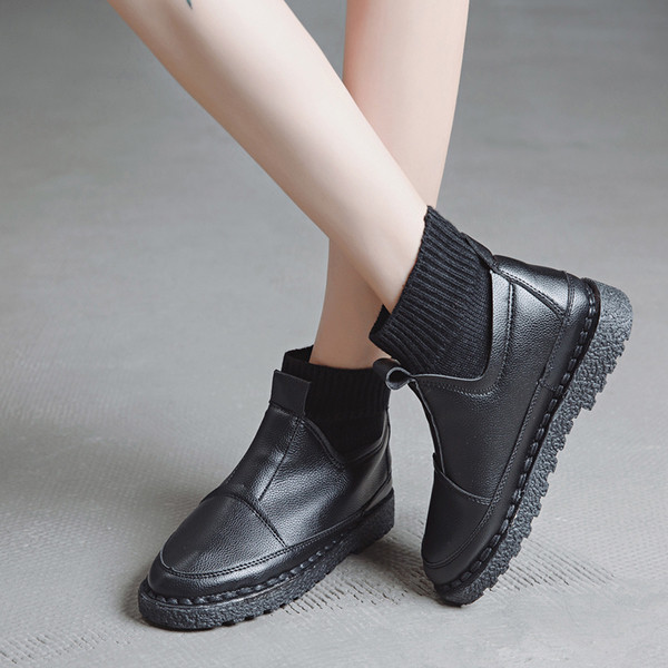 Κυρίες απλές μπότες σε επίπεδη σόλα σε δύο χρώματα