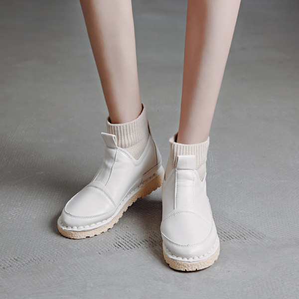 Κυρίες απλές μπότες σε επίπεδη σόλα σε δύο χρώματα