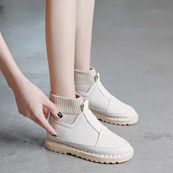 Κυρίες απλές μπότες σε επίπεδη σόλα σε δύο χρώματα