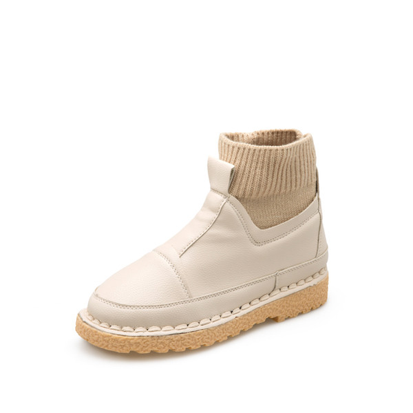 Κυρίες απλές μπότες σε επίπεδη σόλα σε δύο χρώματα