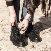 Γυναικείες μπότες χειμωνιάτικες με μια στρογγυλή σόλα σε δύο αποχρώσεις