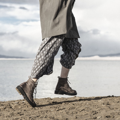 Γυναικείες μπότες χειμωνιάτικες με μια στρογγυλή σόλα σε δύο αποχρώσεις