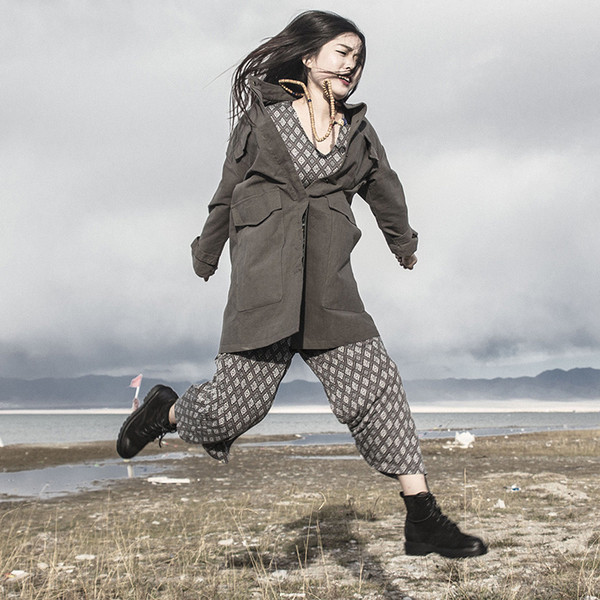 Γυναικείες μπότες χειμωνιάτικες με μια στρογγυλή σόλα σε δύο αποχρώσεις