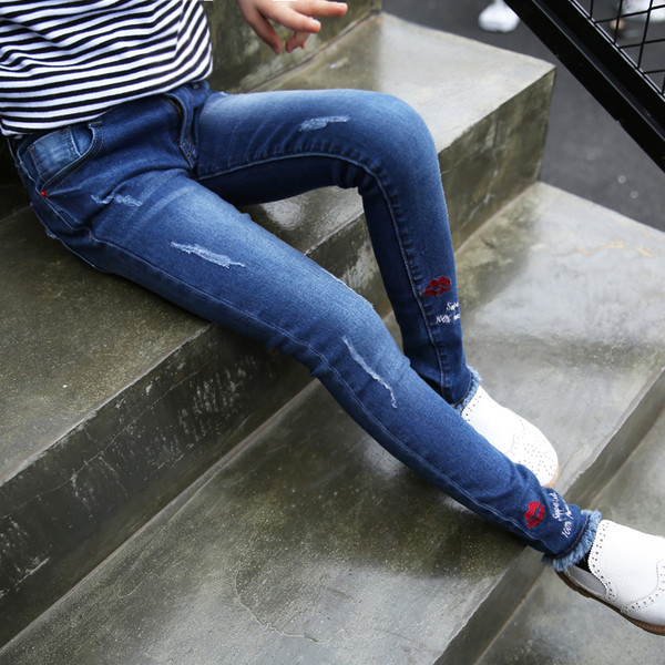 Παιδικά τζιν καθημερινά για κορίτσια με περιθώρια και φιλιά εφαρμογής