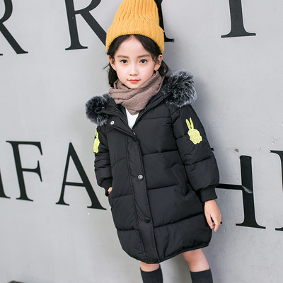 σακάκι χειμώνα νέα παχύ και ζεστό παιδιών για τα κορίτσια με κουκούλα και ισχυρή εφαρμογή κάτω από τα μανίκια και μια επιγραφή σ