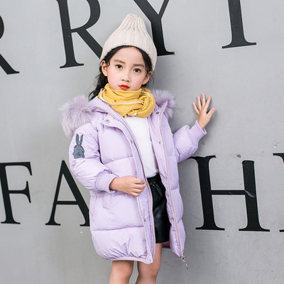 σακάκι χειμώνα νέα παχύ και ζεστό παιδιών για τα κορίτσια με κουκούλα και ισχυρή εφαρμογή κάτω από τα μανίκια και μια επιγραφή σ