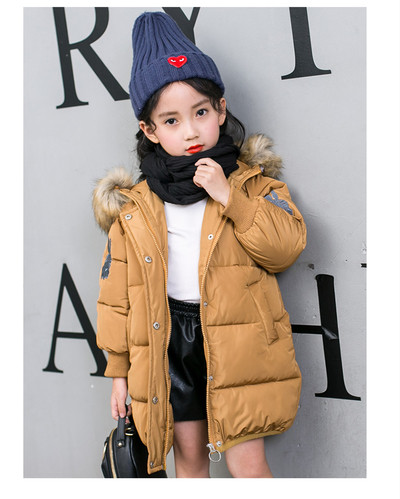 σακάκι χειμώνα νέα παχύ και ζεστό παιδιών για τα κορίτσια με κουκούλα και ισχυρή εφαρμογή κάτω από τα μανίκια και μια επιγραφή σ