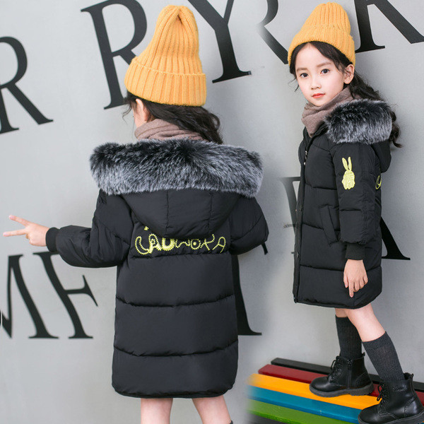 σακάκι χειμώνα νέα παχύ και ζεστό παιδιών για τα κορίτσια με κουκούλα και ισχυρή εφαρμογή κάτω από τα μανίκια και μια επιγραφή σ