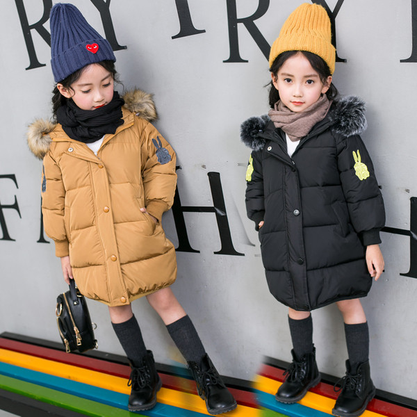 σακάκι χειμώνα νέα παχύ και ζεστό παιδιών για τα κορίτσια με κουκούλα και ισχυρή εφαρμογή κάτω από τα μανίκια και μια επιγραφή σ