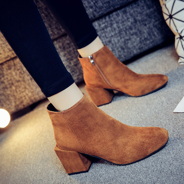 Κομψές ρετρό μπότες για γυναίκες από οικολογικό σουέτ με παχύ ρεύμα