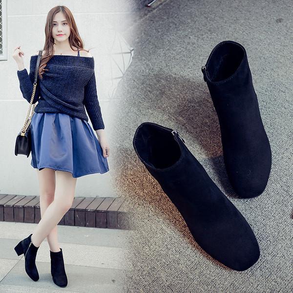 Κομψές ρετρό μπότες για γυναίκες από οικολογικό σουέτ με παχύ ρεύμα