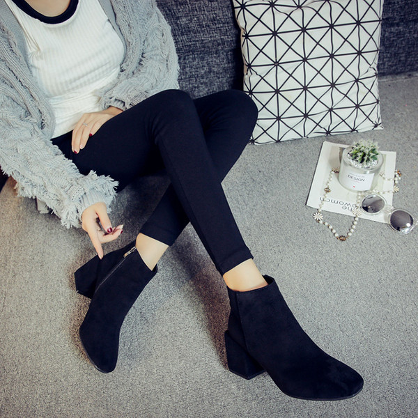 Κομψές ρετρό μπότες για γυναίκες από οικολογικό σουέτ με παχύ ρεύμα