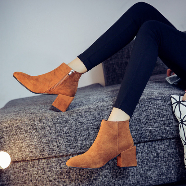 Κομψές ρετρό μπότες για γυναίκες από οικολογικό σουέτ με παχύ ρεύμα