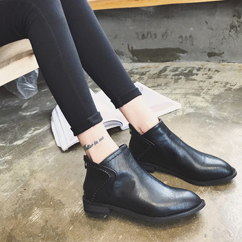 Οι απλές μπότες των γυναικών - απότομες και ελαφριές, σε δύο χρώματα