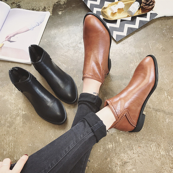 Οι απλές μπότες των γυναικών - απότομες και ελαφριές, σε δύο χρώματα