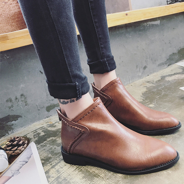 Οι απλές μπότες των γυναικών - απότομες και ελαφριές, σε δύο χρώματα