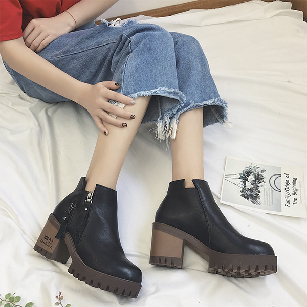 Κομψές χονδρές μπότες κυρίες με ανθεκτική σόλα και παχύ ρεύμα