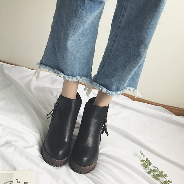 Κομψές χονδρές μπότες κυρίες με ανθεκτική σόλα και παχύ ρεύμα