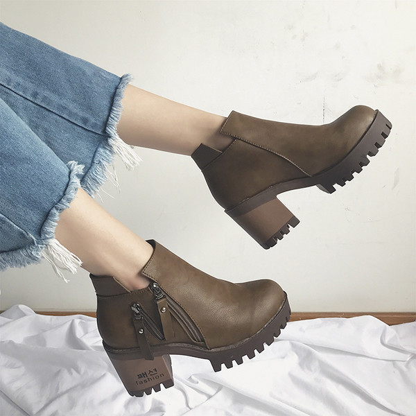 Κομψές χονδρές μπότες κυρίες με ανθεκτική σόλα και παχύ ρεύμα