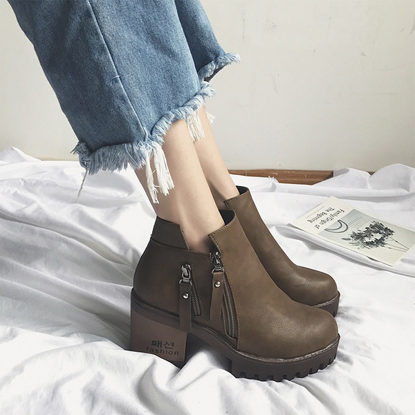 Κομψές χονδρές μπότες κυρίες με ανθεκτική σόλα και παχύ ρεύμα