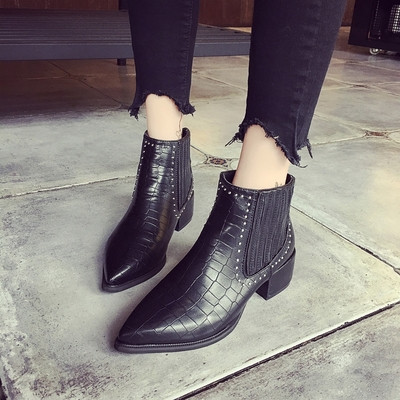 Εξαιρετικά ελαφριά μπότες - απότομες, σε τρία χρώματα