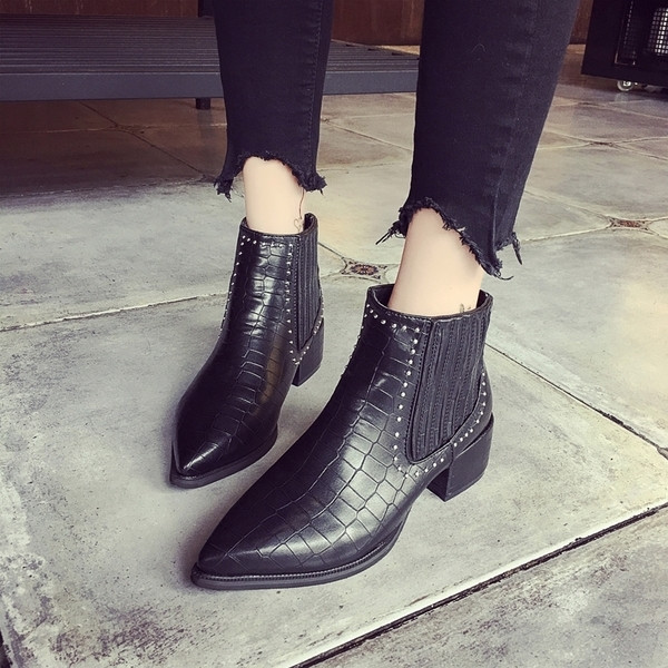 Εξαιρετικά ελαφριά μπότες - απότομες, σε τρία χρώματα