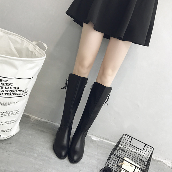 Дамски зимни ботуши с цип и заоблени в черен цвят от еко кожа