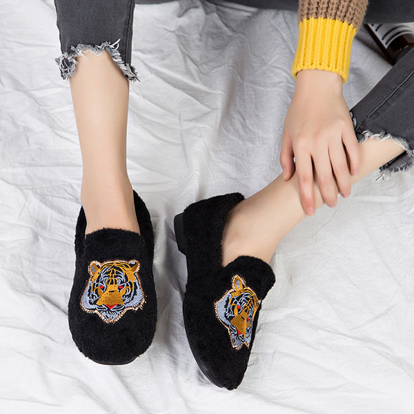 Γυναικεία παπούτσια δύο χρωμάτων με κεντήματα