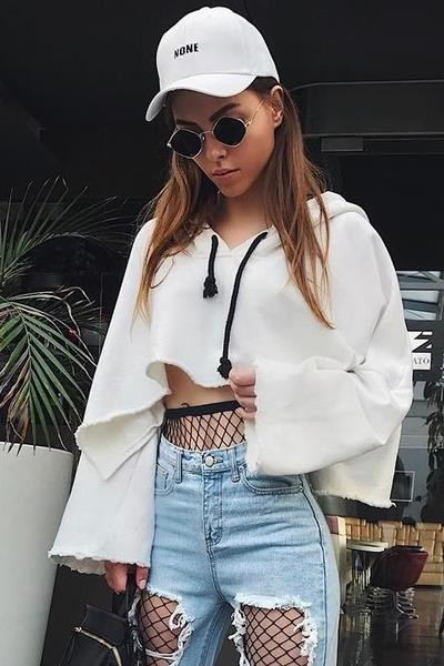 Скъсена дамска блуза в широк модел с качулка в черен и бял цвят