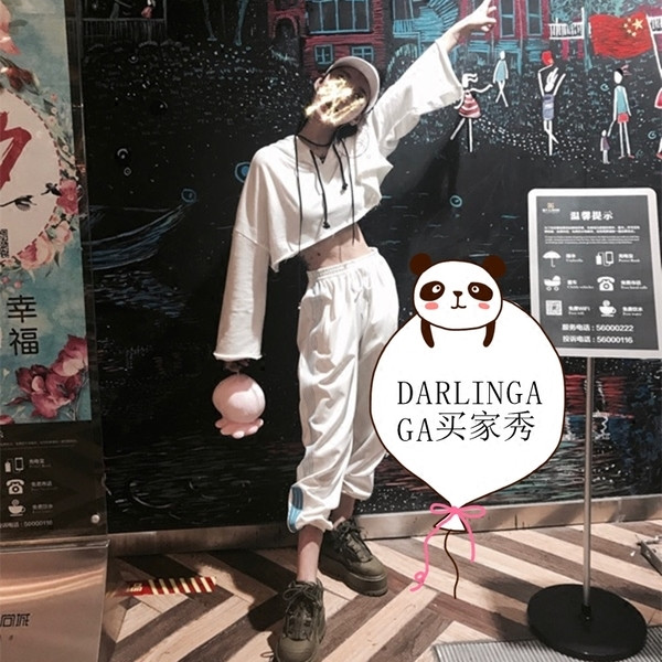 Скъсена дамска блуза в широк модел с качулка в черен и бял цвят