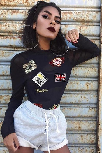 Κομψή διαφανή γυναικέια μπλούζα σε μαύρο χρώμα με εκτυπώσεις