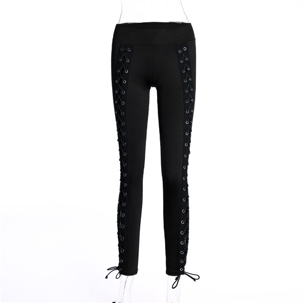 Κομψή σφήνα γυναικών σε μαύρο χρώμα με μακριά μανίκια