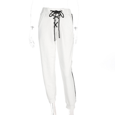 Μοντέρνα λευκά λευκά παντελόνια και γραβάτες υψηλής ραφής