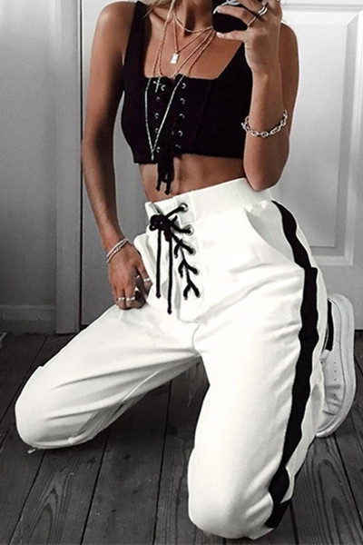 Μοντέρνα λευκά λευκά παντελόνια και γραβάτες υψηλής ραφής