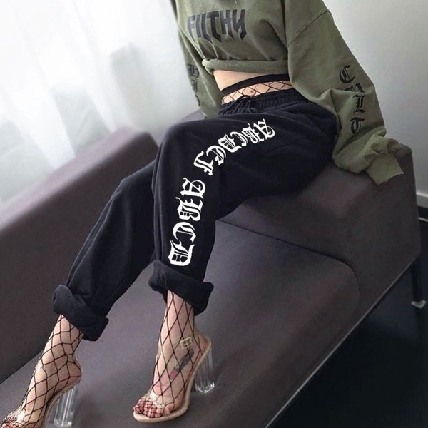 Αθλητικά κομψά γυναικεία παντελόνια σε ευρύ σχέδιο με επιγραφή